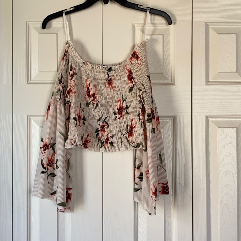 Nanamacs Flowy Sleeve Crop Top